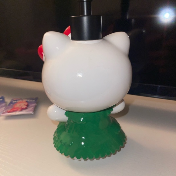 Hello Kitty Christmas Tree Dress Pump Dispenser Bottle - Picture 3 of 3